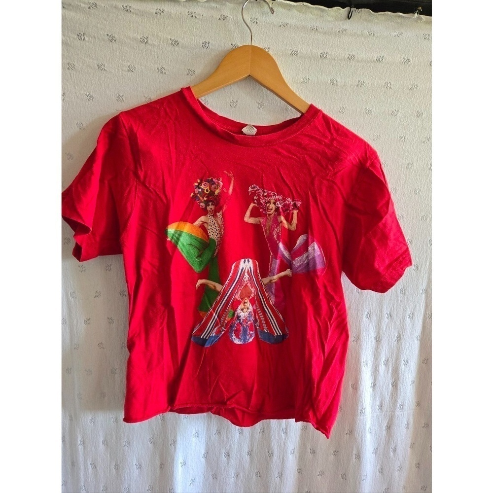 Priscilla Queen of the Desert Red Graphic Short Sleeve Tee - Women Size M